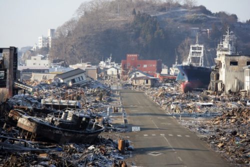 地震で壊れた家のある町並み